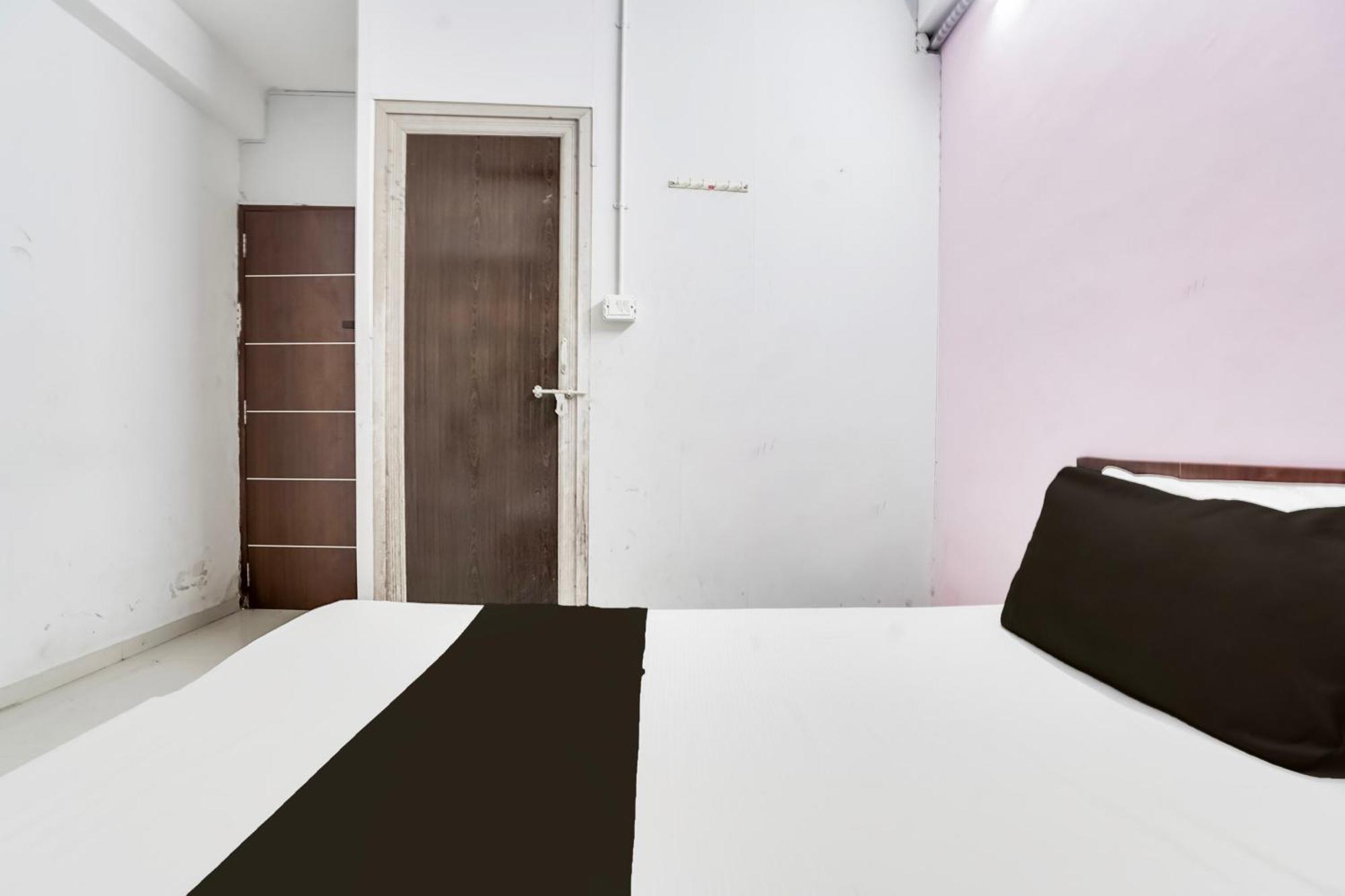 Hotel O Day Night Rooms スーラト エクステリア 写真