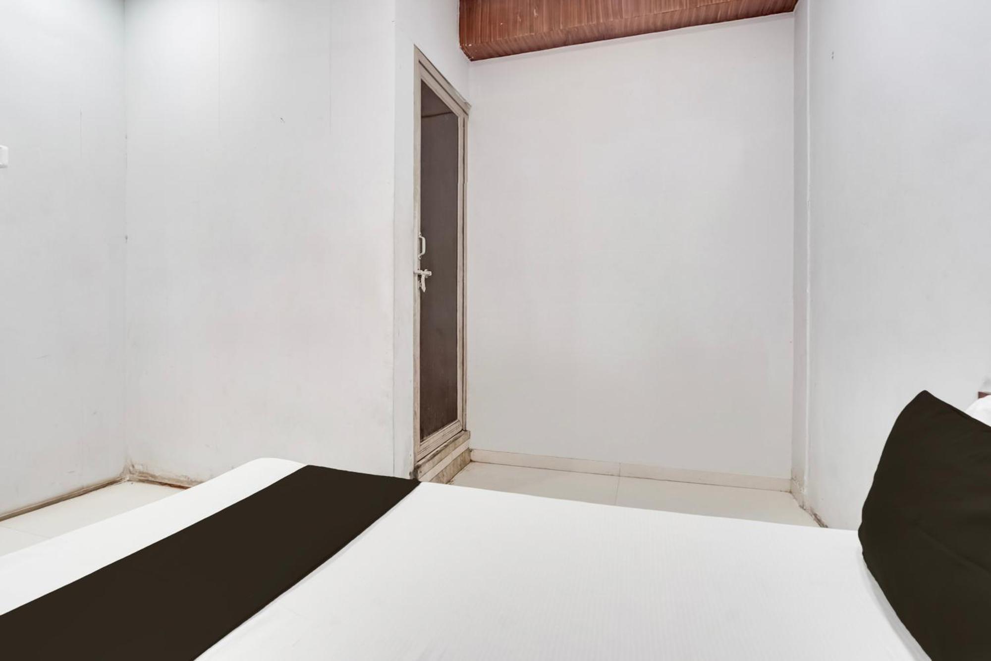 Hotel O Day Night Rooms スーラト エクステリア 写真